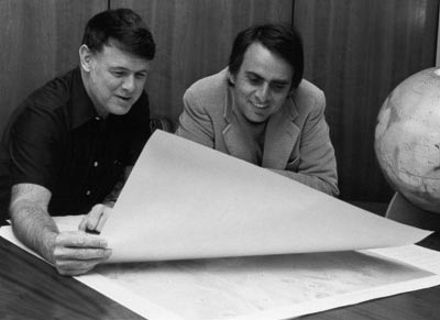  Murray e Carl Sagan olhando para o mapa de Marte - NASA/JPL / Domínio Público / Via Wikimedia Commons