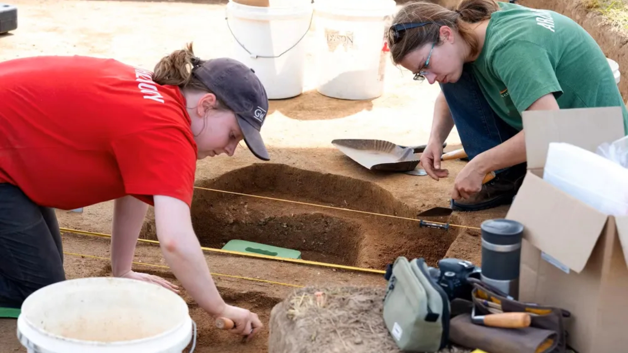 Arqueólogos escavando esqueleto de adolescente nos EUA