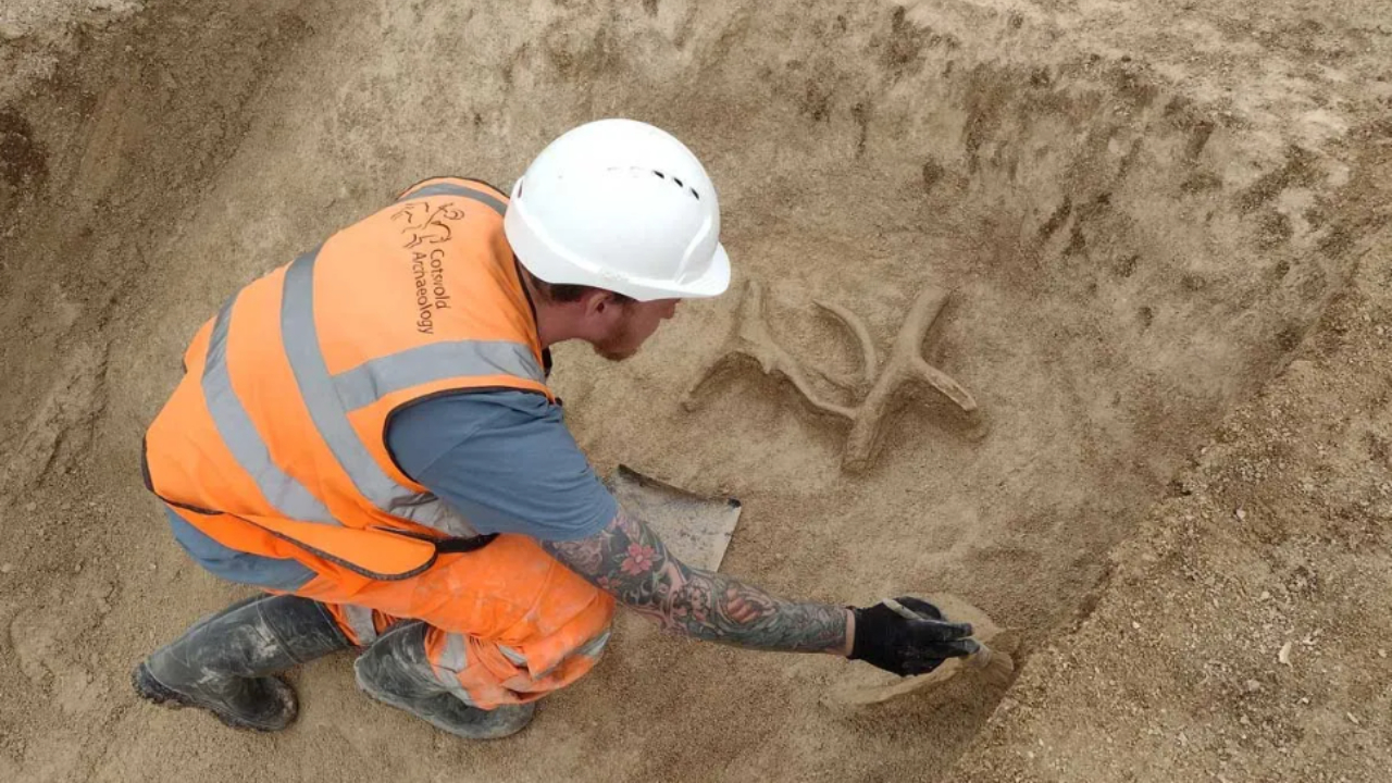 Arqueólogo escavando antigo cemitério descoberto na Inglaterra