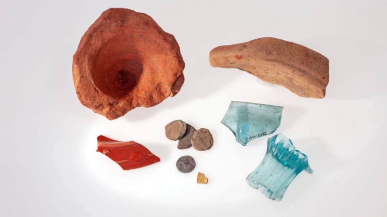 Alguns dos antigos itens romanos desenterrados na região dos Alpes Suíços