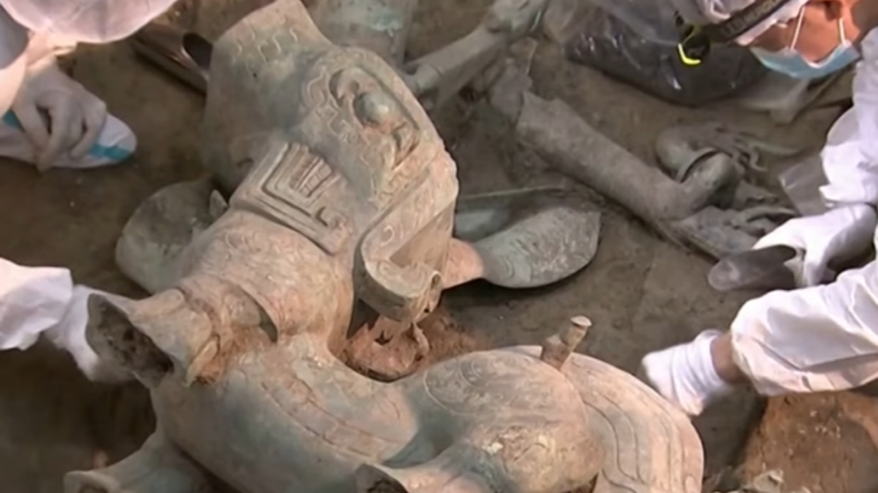 Figura de besta mítica de bronze descoberta na China