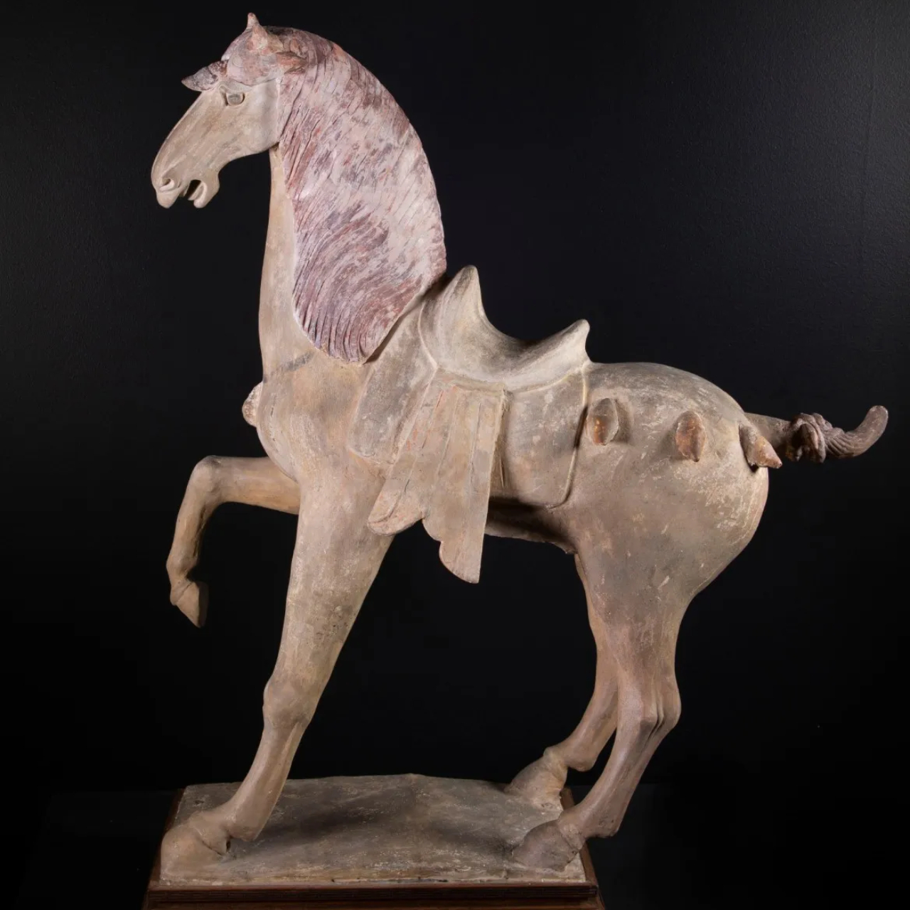 Escultura de cavalo após a remoção do chifre