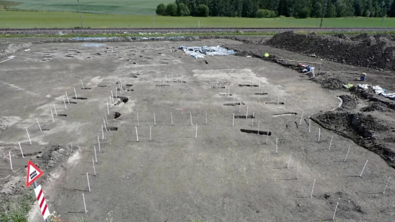 Terreno onde ocorreram escavações de antiga casa viking