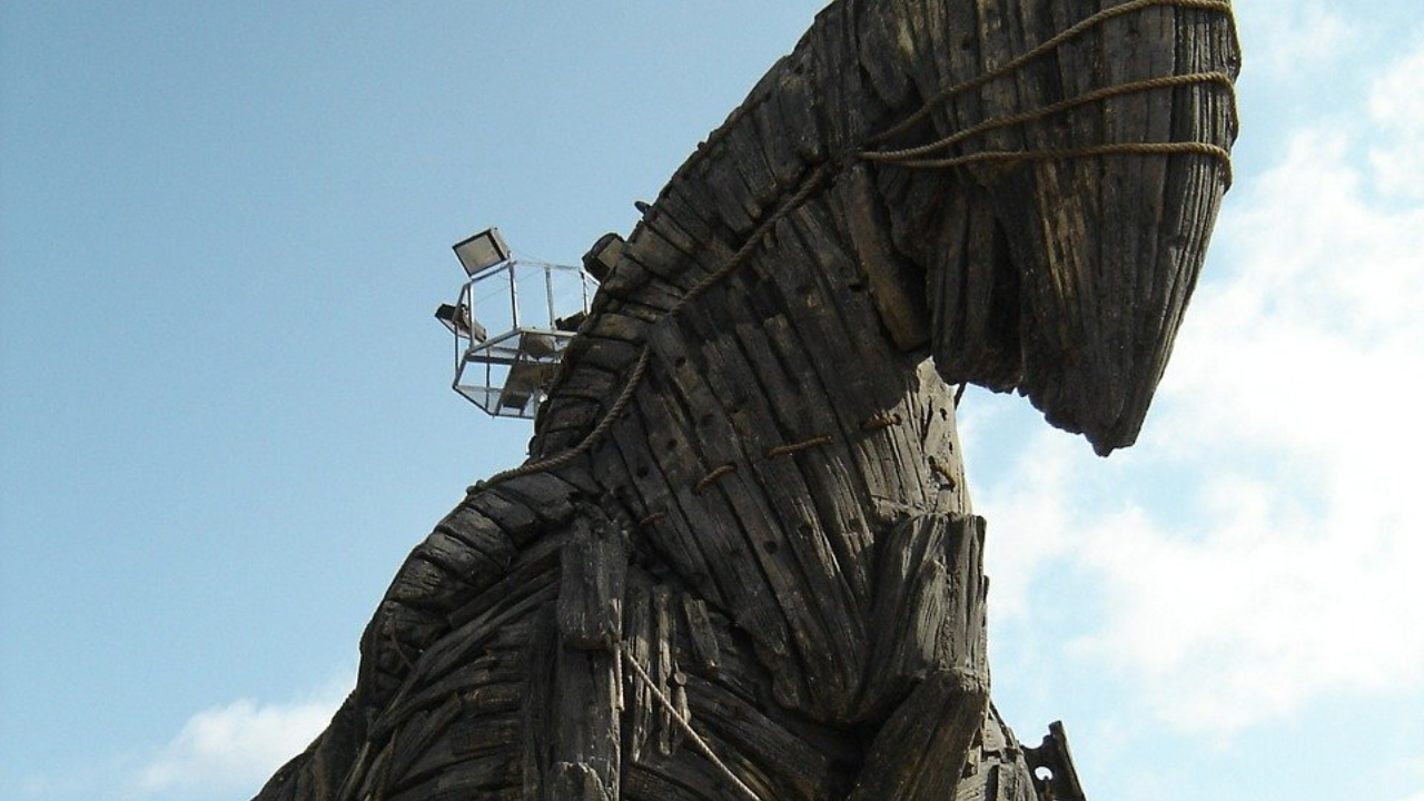 Estátua do cavalo de troia foto editorial. Imagem de turista - 122193941