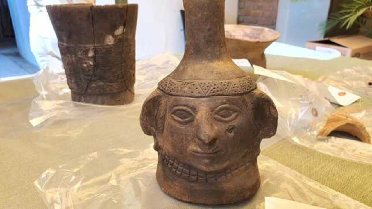 Vaso de cerâmica ornamental encontrado em antigo cemitério pré-Inca, no Peru