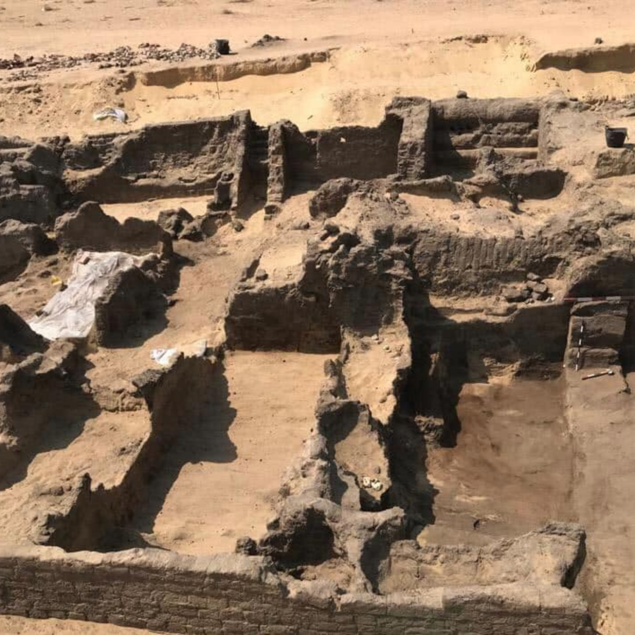 Fotografia de cemitério em que múmias e línguas de ouro foram descobertas