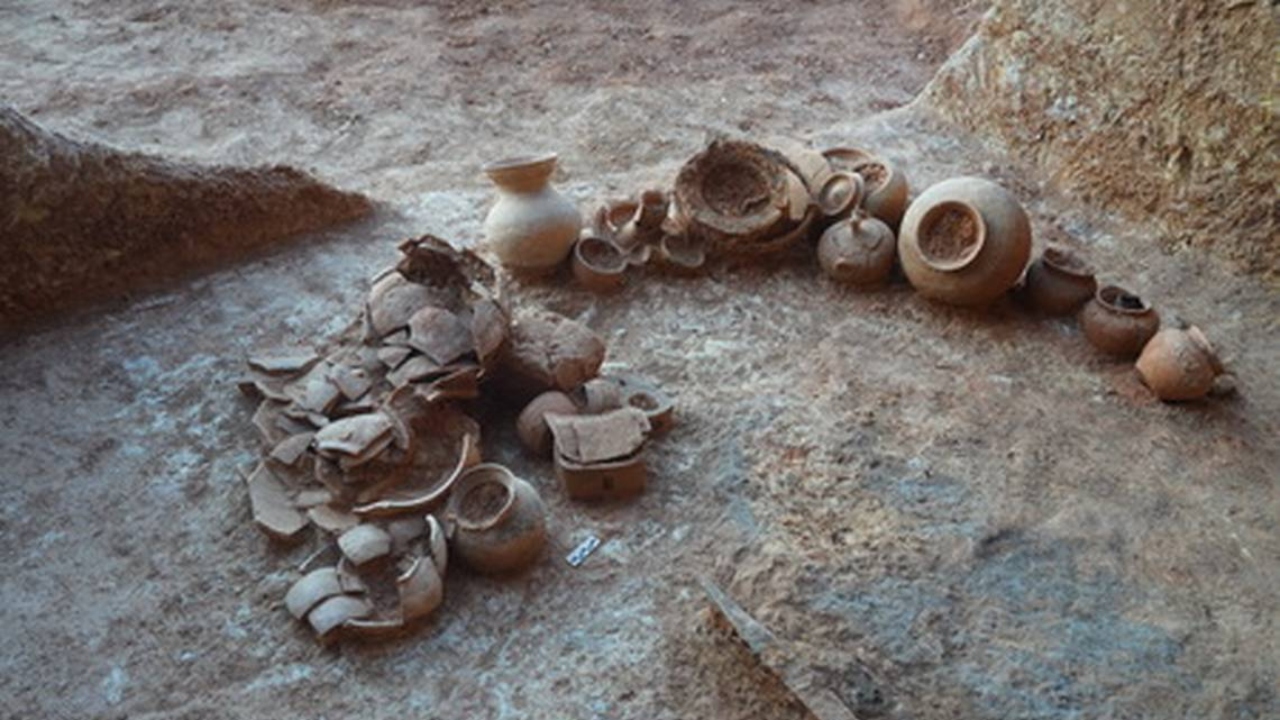 Conjunto de cerâmica encontrado em uma das tumbas. Foto: Divulgação/Instituto Provincial de Hunan de Relíquias Culturais e Arqueologia 