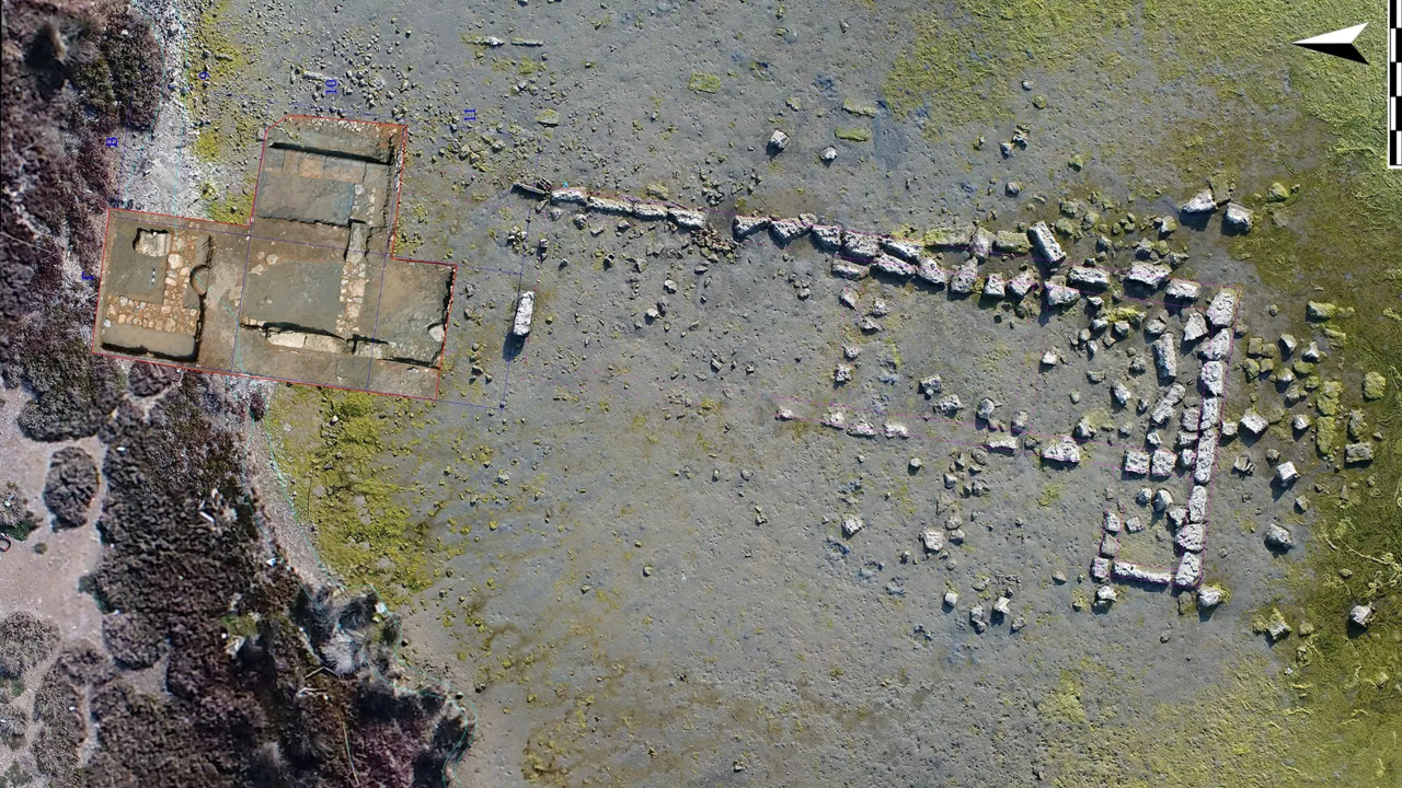 Fotografia aérea de antigo edifício grego submerso descoberto em Salamina