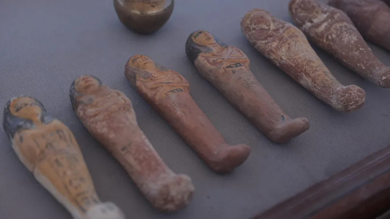 Estatuetas encontradas em antigo cemitério egípcio