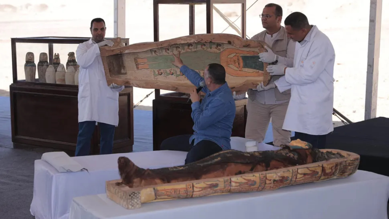 Exibição de sarcófago descoberto em cemitério de 3,5 mil anos no Egito