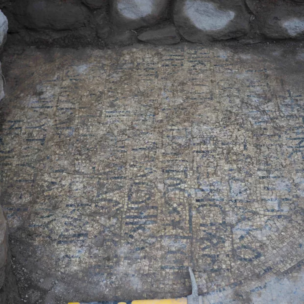 Escrito em grego completo, encontrado em basílica do Período Bizantino