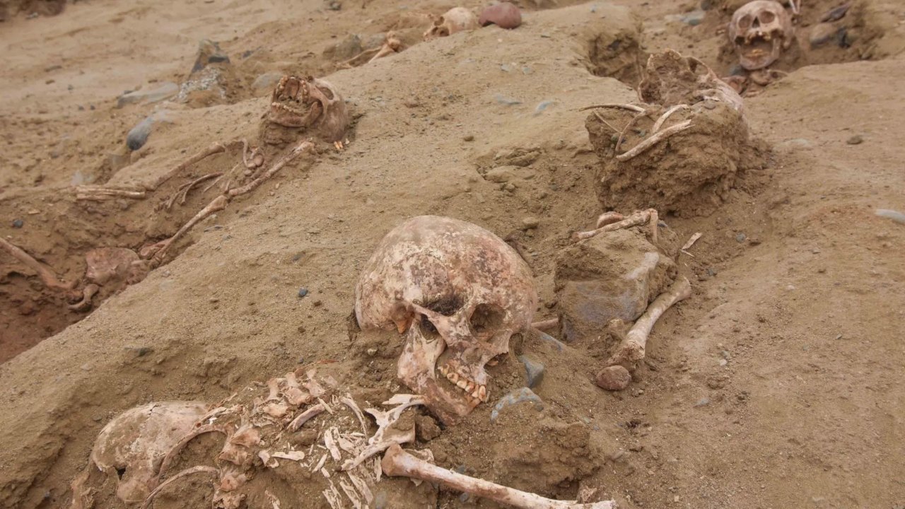 Esqueletos de crianças encontrados em sítio arqueológico no Peru