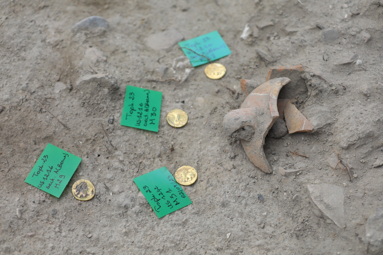 Moedas encontradas em meio a escavações na Tunísia