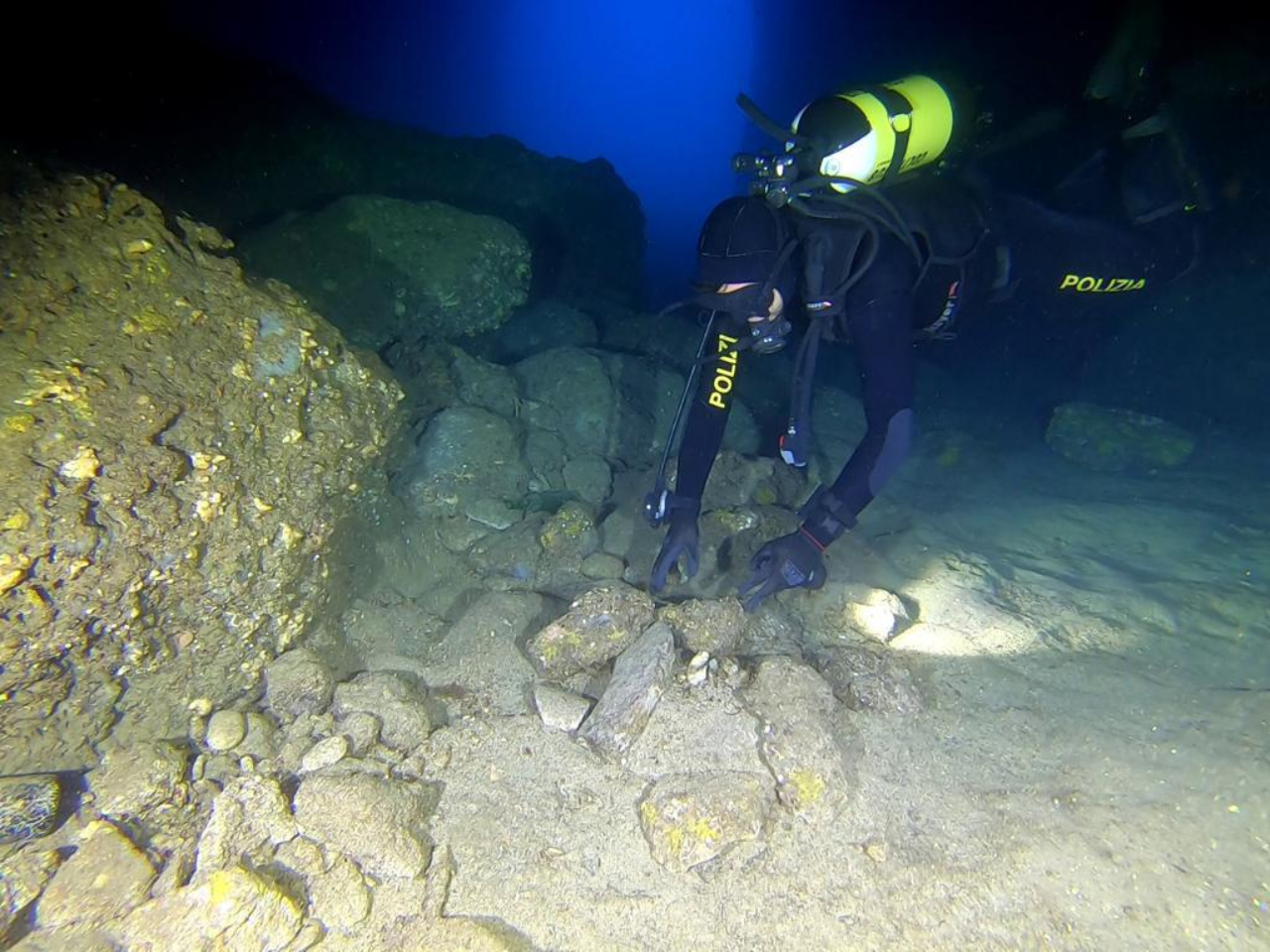 Fotografia tirada durante descoberta de carga de obsidianas em Capri