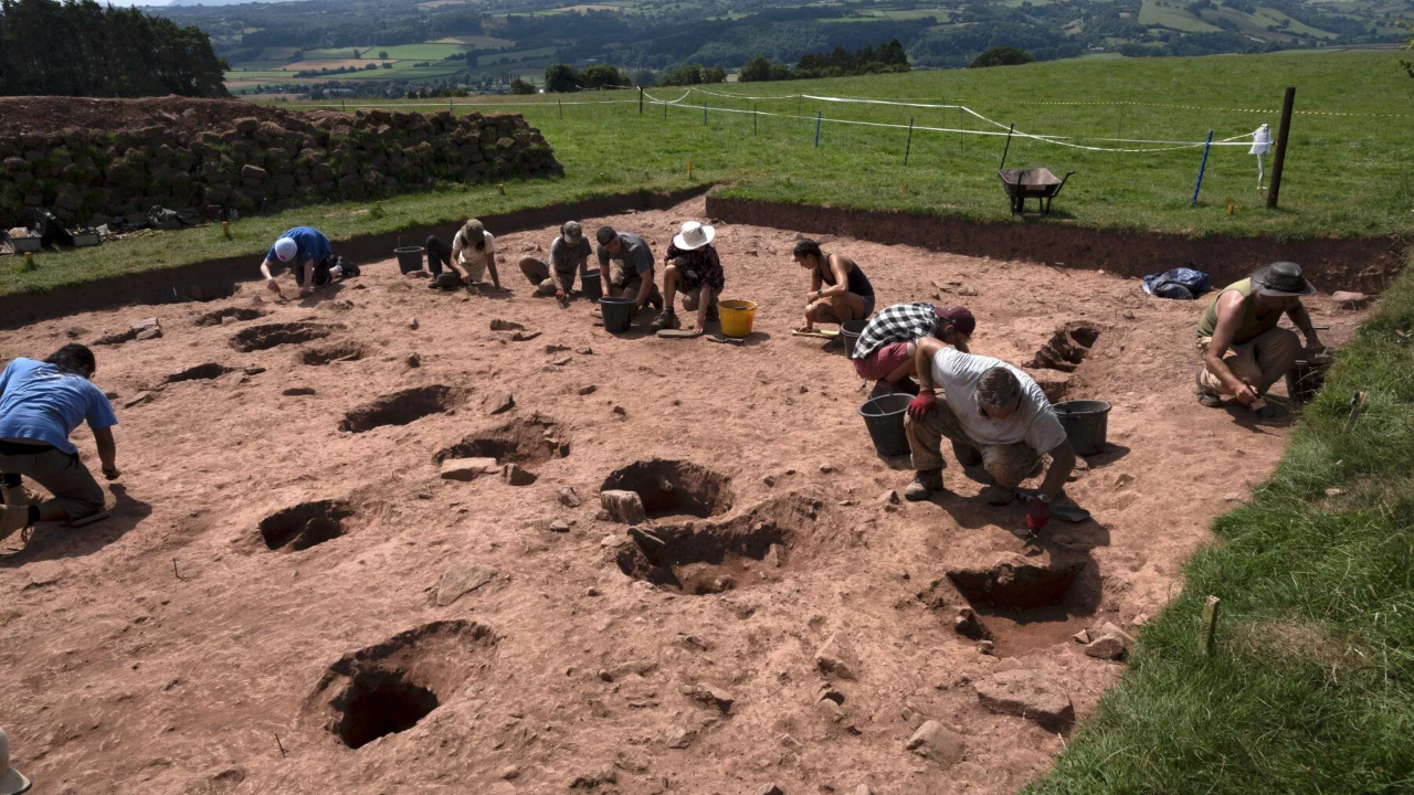Arqueólogos investigando tumba na Pedra de Arthur, no s´tio arqueológico em Herefordshire, na Inglaterra
