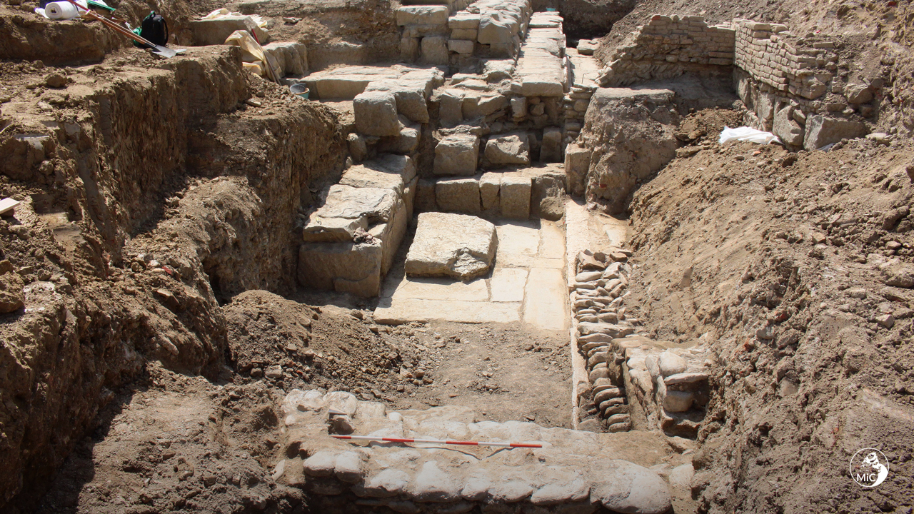 Fotografia das escavações realizadas na área do templo