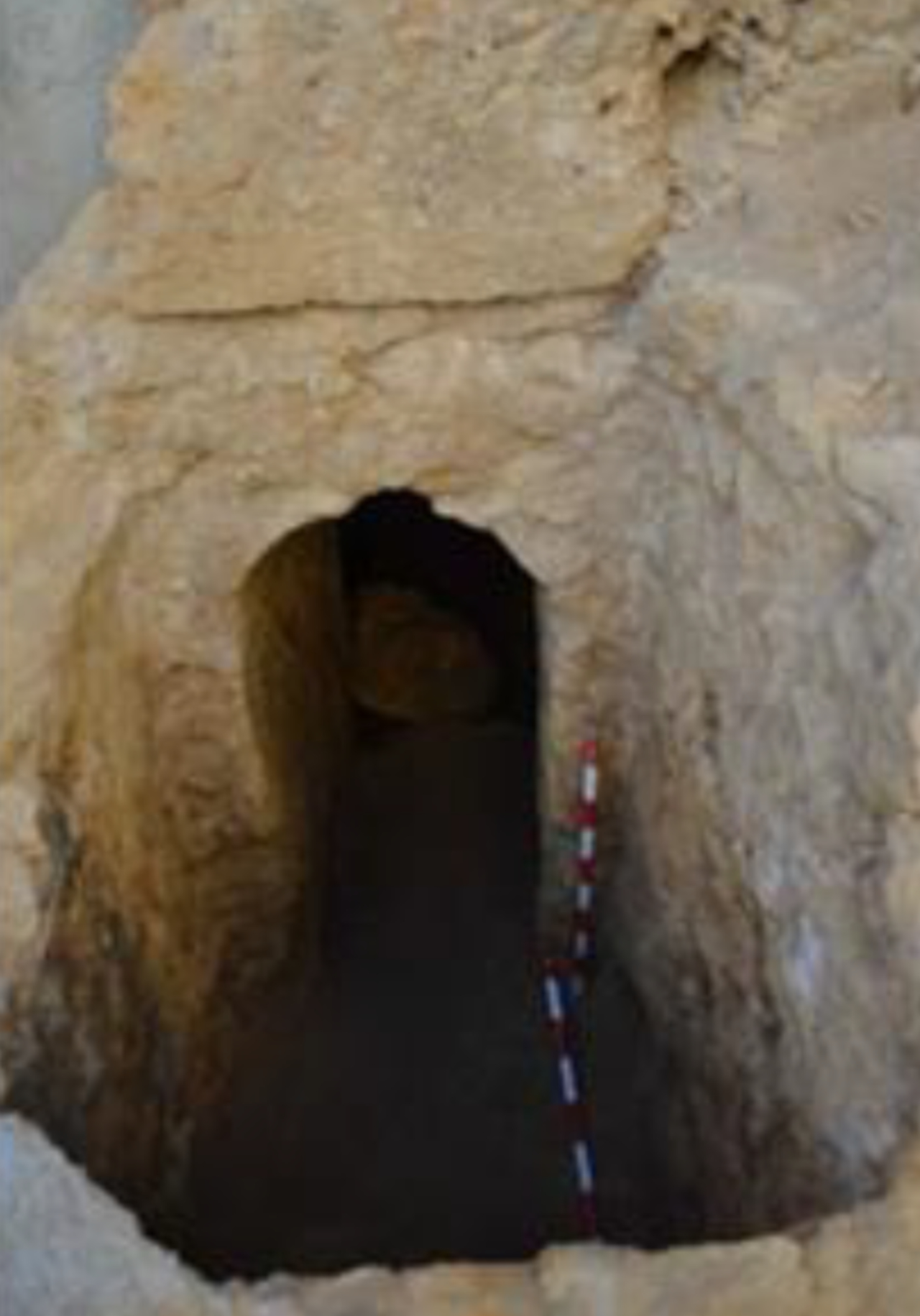 Entrada da tumba onde foi encontrada antiga fragrância romana