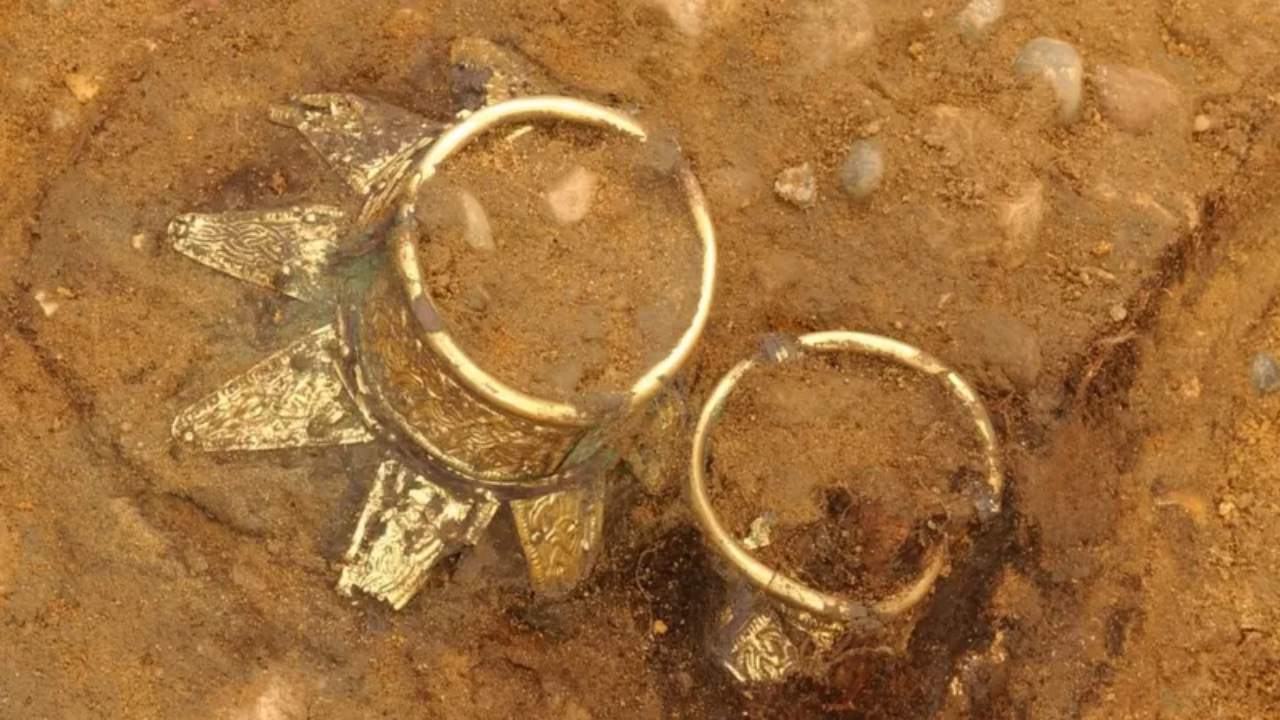 Vasos de ouro encontrados do túmulo