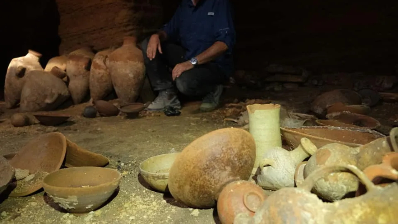 Fotografia de alguns dos vasos descobertos dentro da caverna em Israel