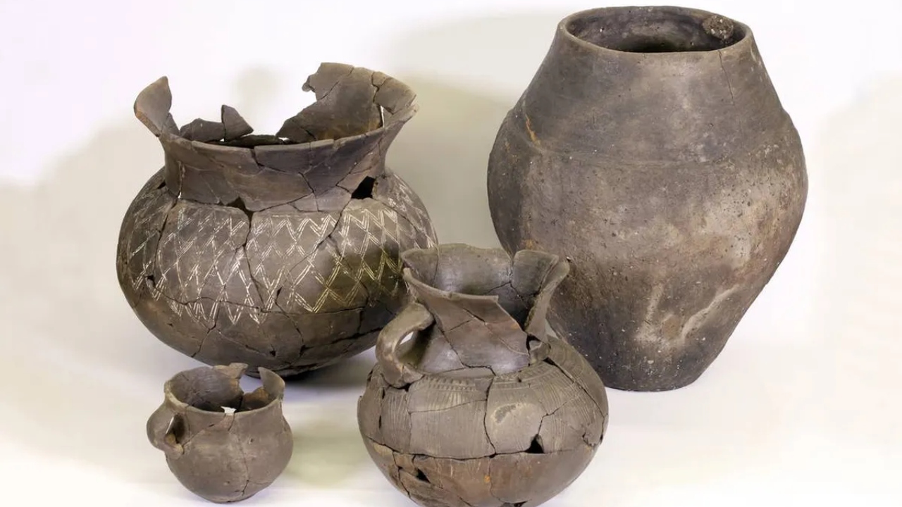 Vasos de cerâmica encontrados no fundo do poço da Baviera. Foto: Divulgação/Marcus Guckenbiehl/Escritório Estatal da Baviera para Proteção de Monumentos