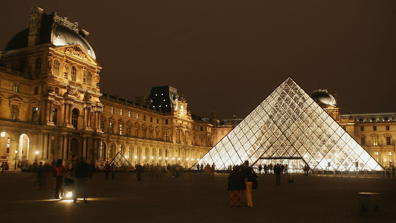 Fotografia noturna do Museu do Louvre, em Paris, na França