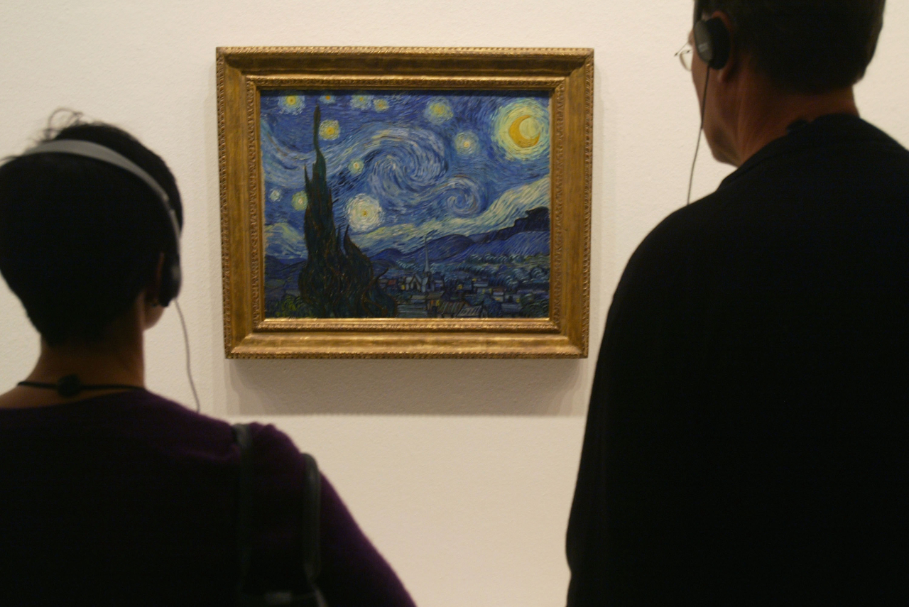 Pessoas apreciando 'A Noite Estrelada', de van Gogh, em exibição do Museu de Arte Moderna de Nova York em Berlim, na Alemanha, em 2004