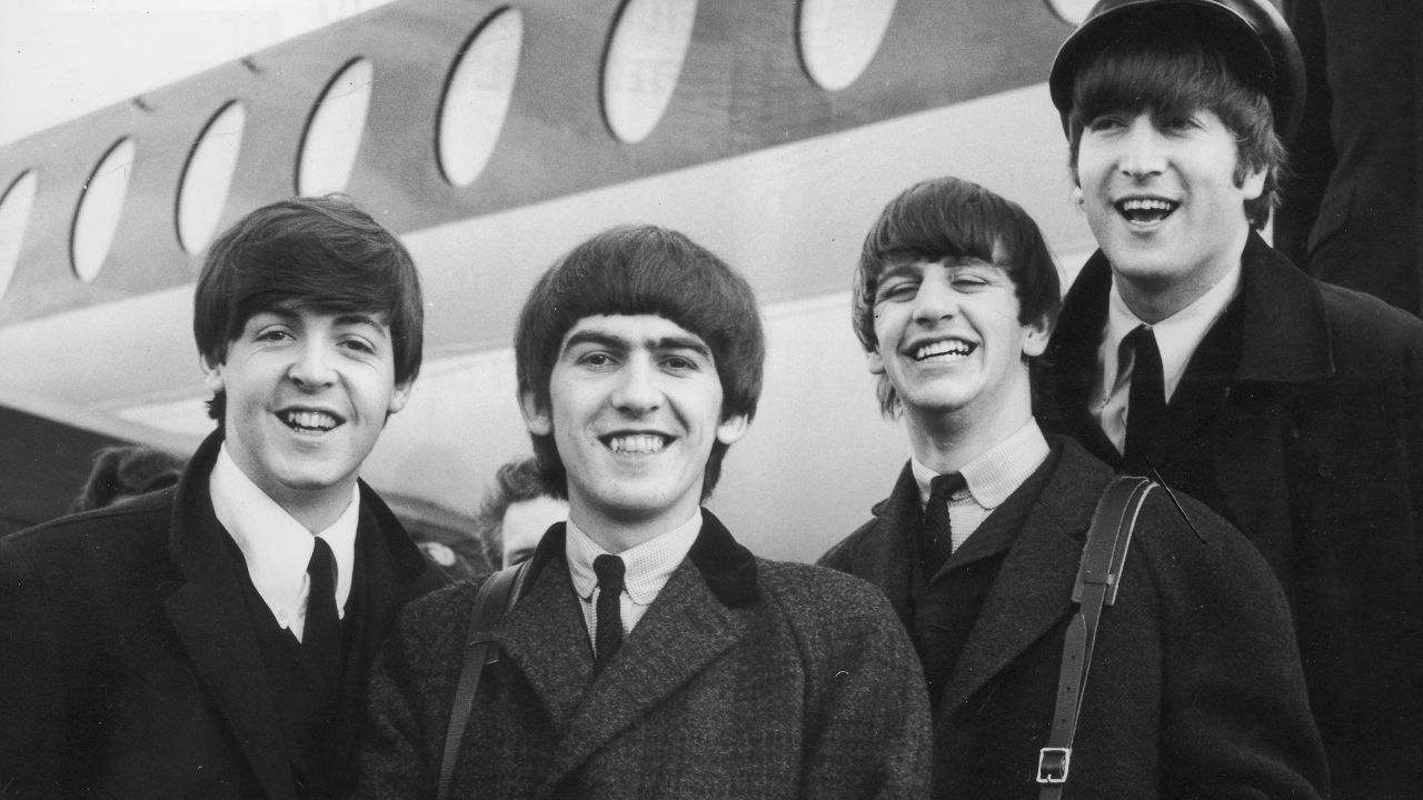 Fotografia clássica dos Beatles, em que é possível ver, da esquerda para a direita, Paul McCartney, George Harrison, Ringo Starr e John Lennon