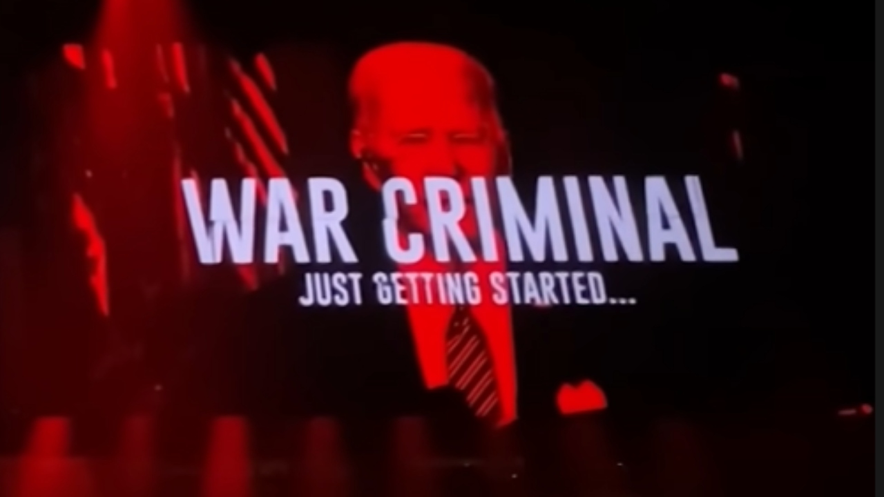 Imagem de Joe Biden em telão durante show de Roger Waters, com os dizeres "criminoso de guerra"