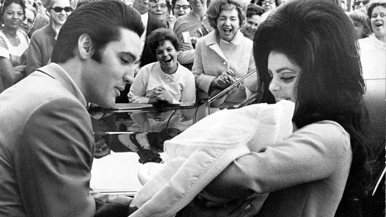 Elvis e Priscilla Presley segurando a recém-nascida Lisa Marie Presley