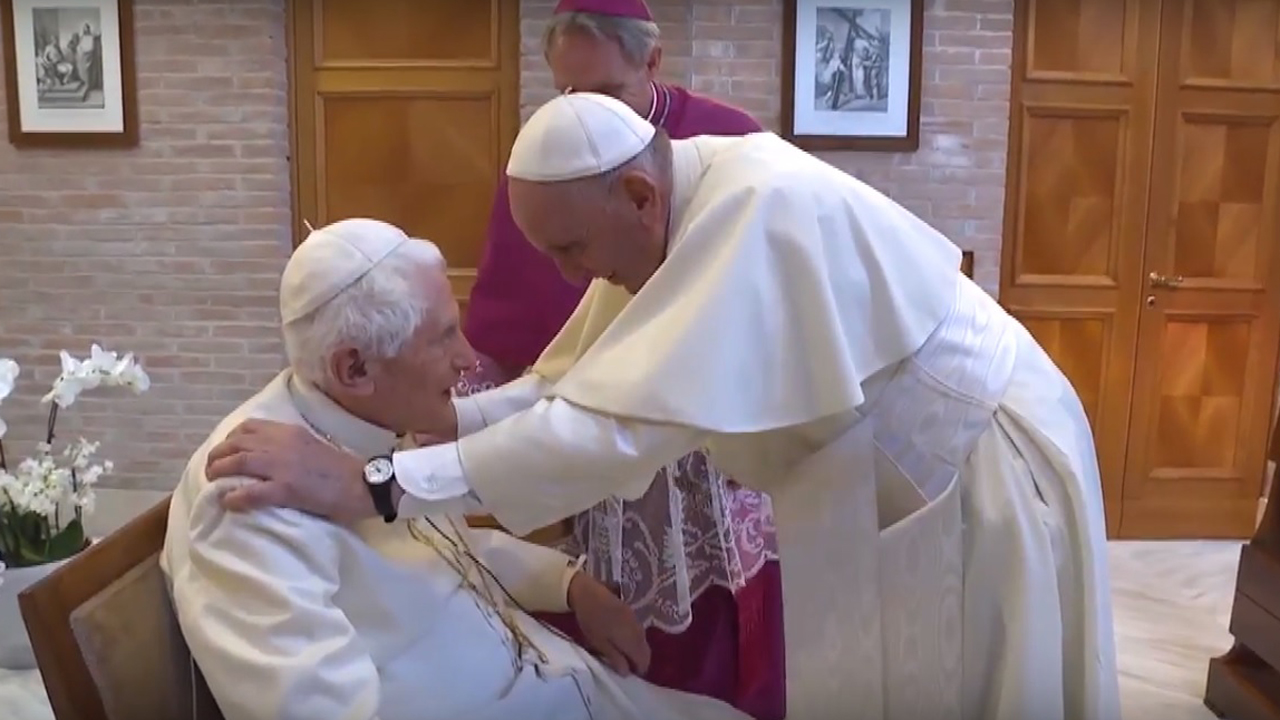 Papa Emérito Bento XVI e Papa Francisco