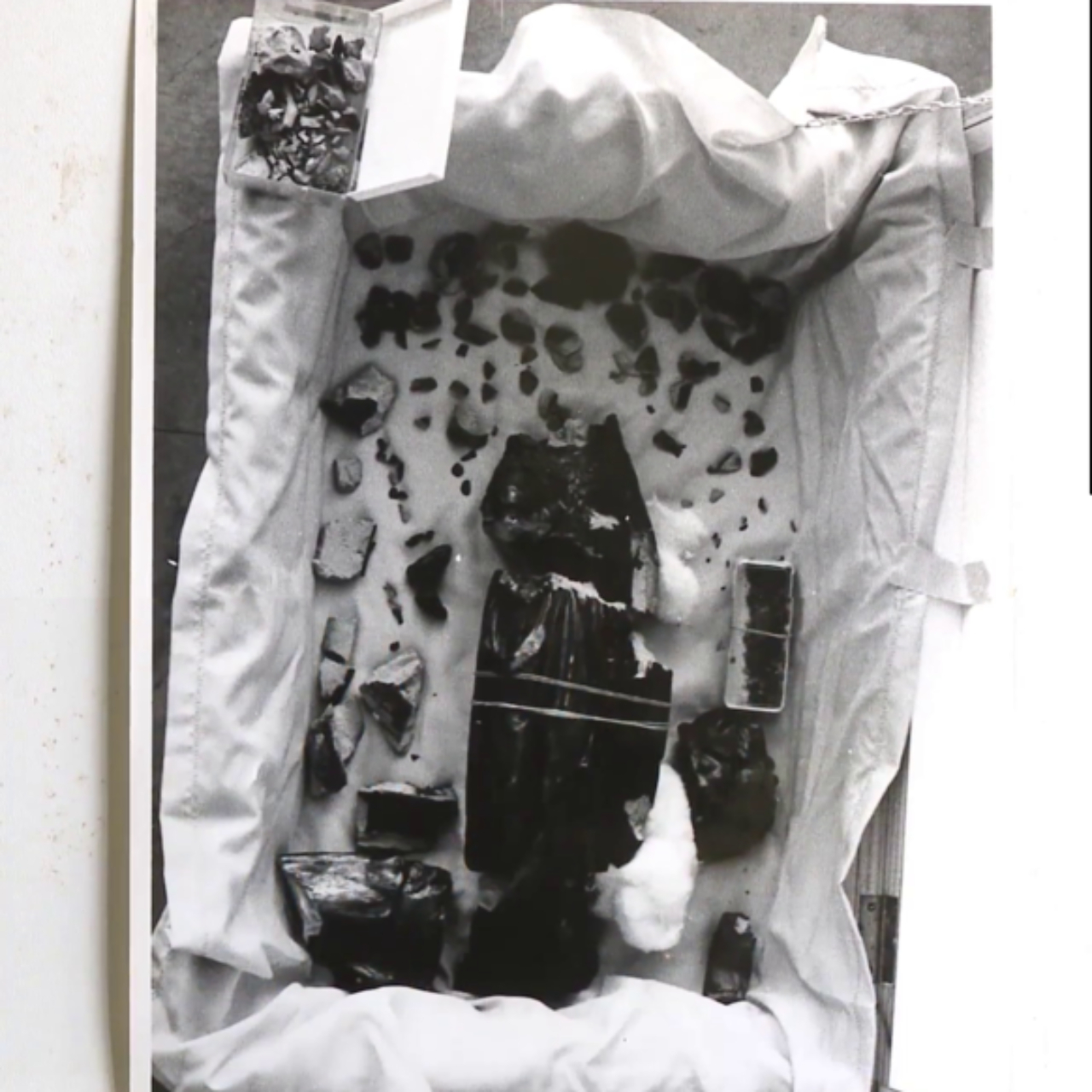 Restos da figura de Nossa Senhora Aparecida após sua destruição