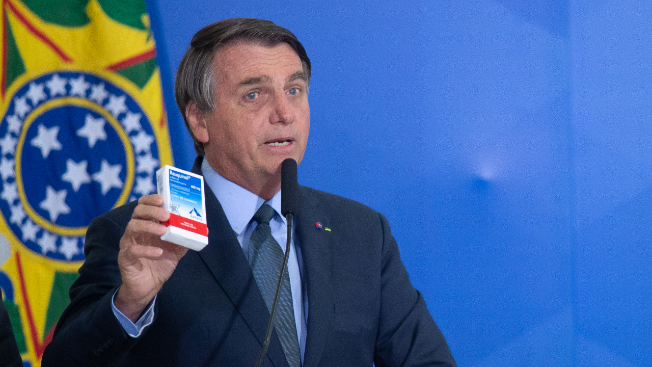 Jair Bolsonaro mostrando caixa de cloroquina, remédio que ele atestava eficiência contra covid-19