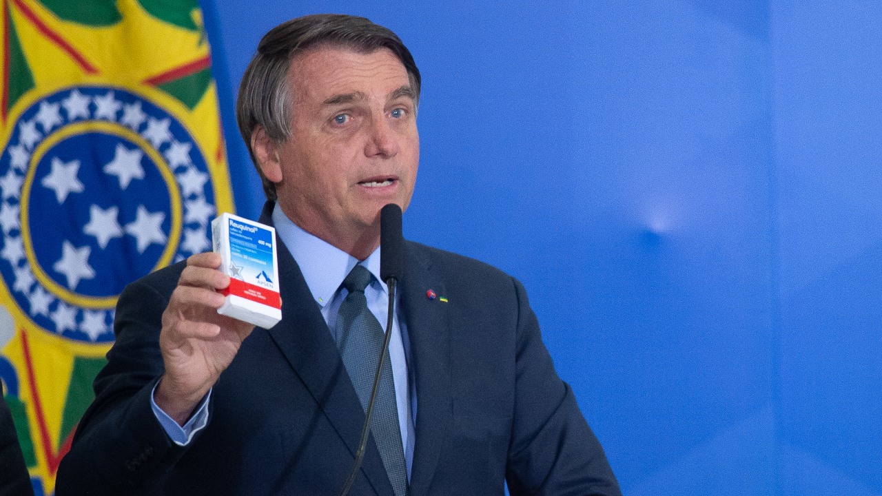 Bolsonaro mostrando caixa de cloroquina, que ele incentivava a população a tomar como medida preventiva de covid-19