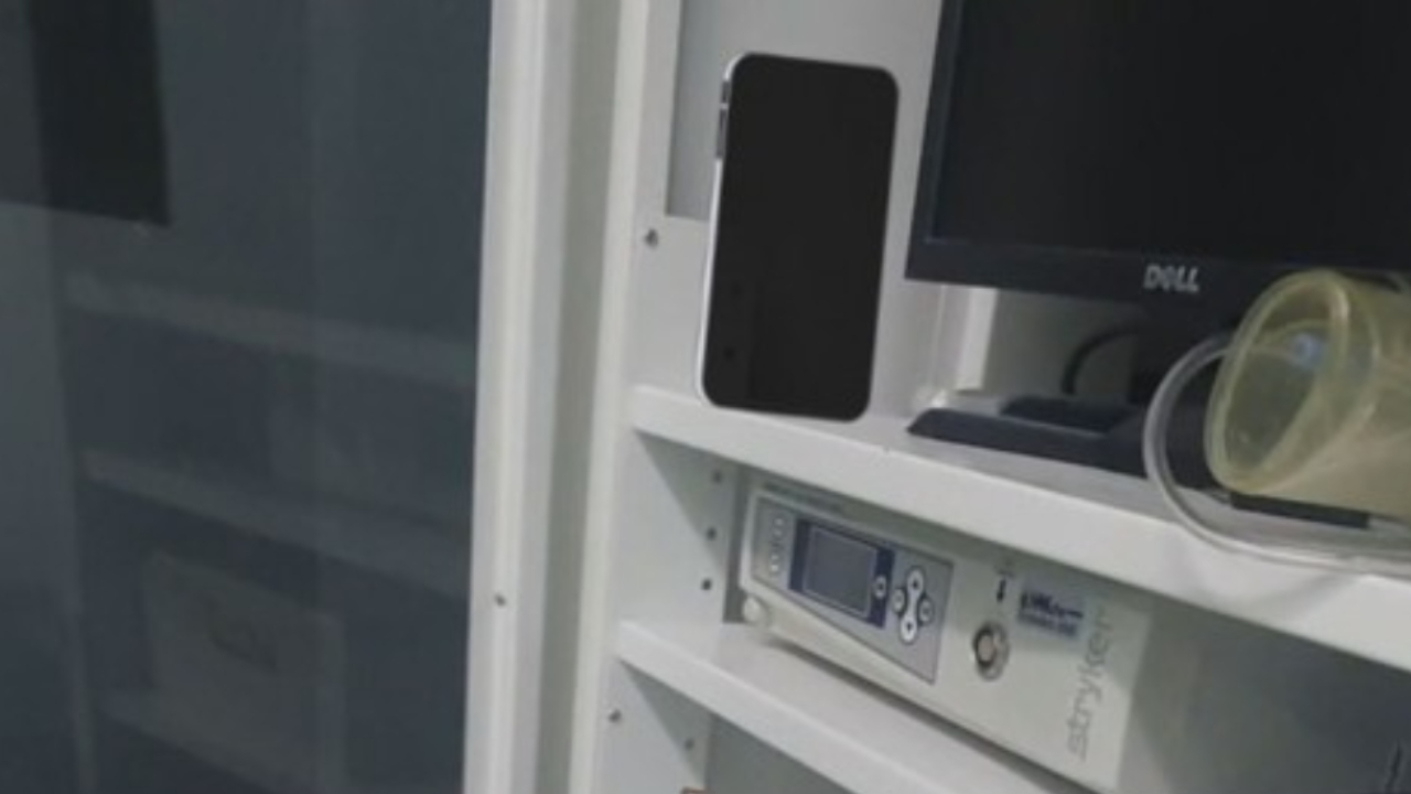 Trecho de vídeo em que é mostrado posicionamento do celular na sala de cirurgia