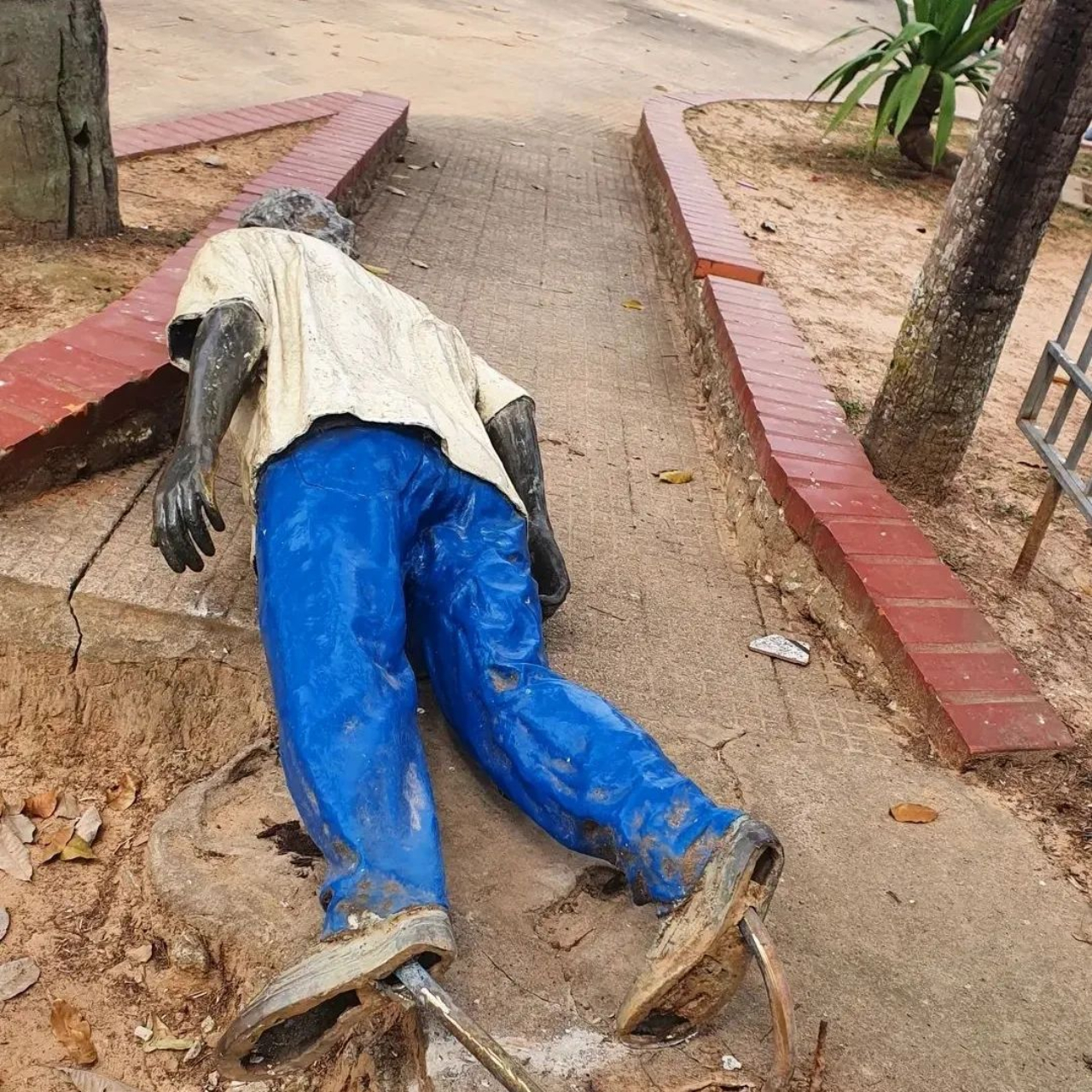Estátua derrubada de Chico Mendes, seringueiro e ambientalista brasileiro, em Rio Branco, no Acre