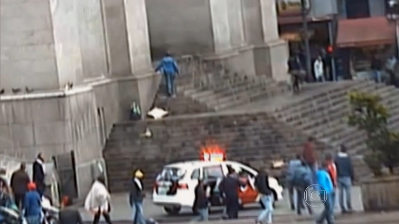 Imagem de câmera de segurança onde é possível ver Francisco subindo a escadaria da Catedral da Sé, pouco antes de intervir em caso de mantimento de refém