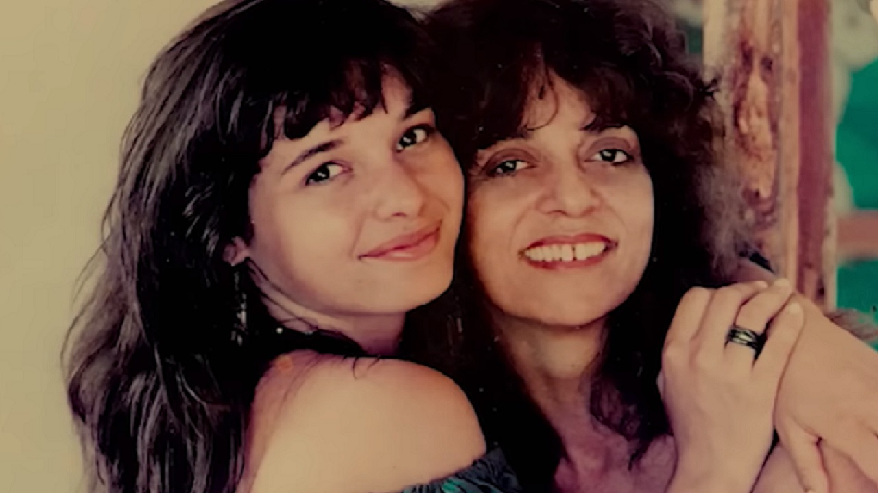 Fotografia de Daniella Perez ao lado de sua mãe, Glória Perez