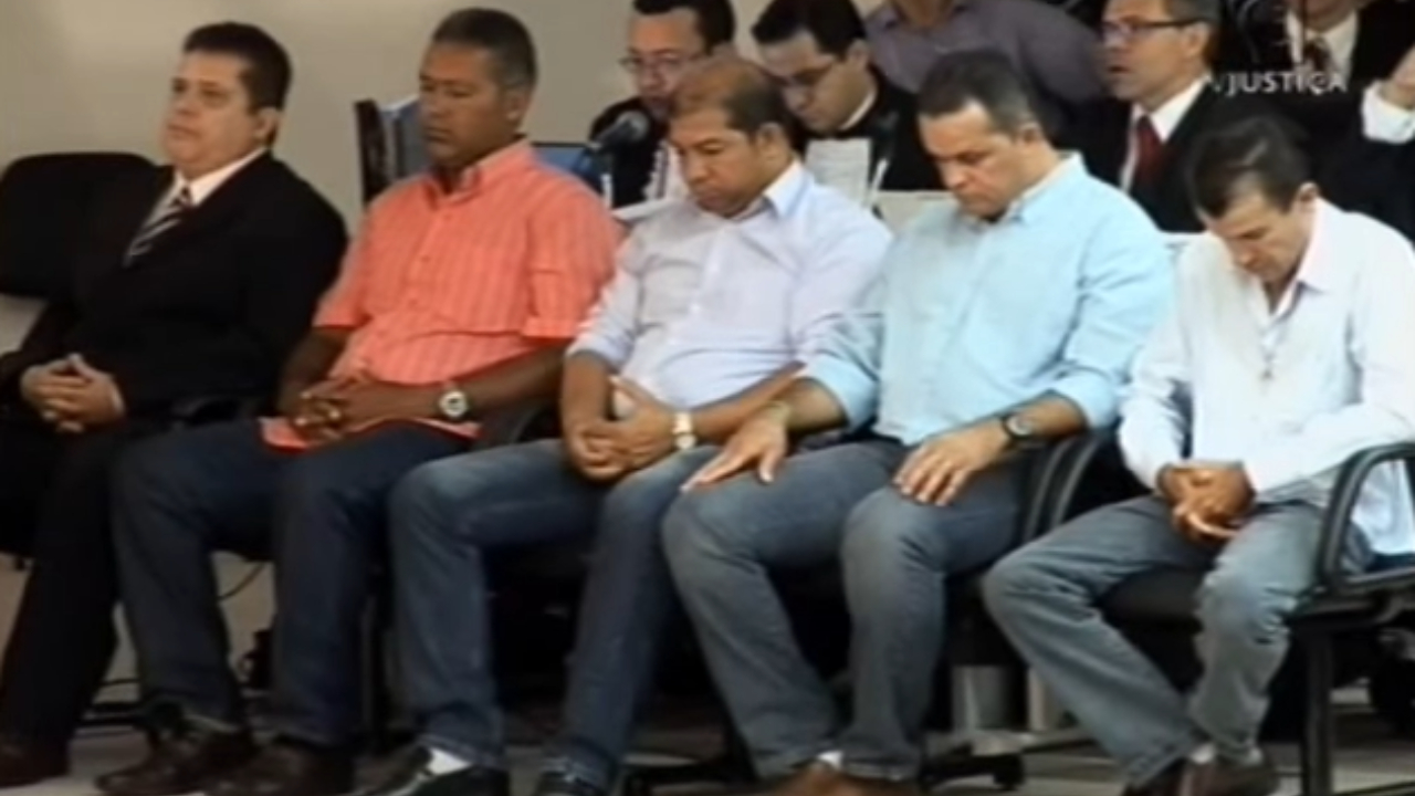 Imagem do julgamento de Talvane Albuquerque (à esquerda) e os outros quatro homens envolvidos no assassinato de Ceci Cunha