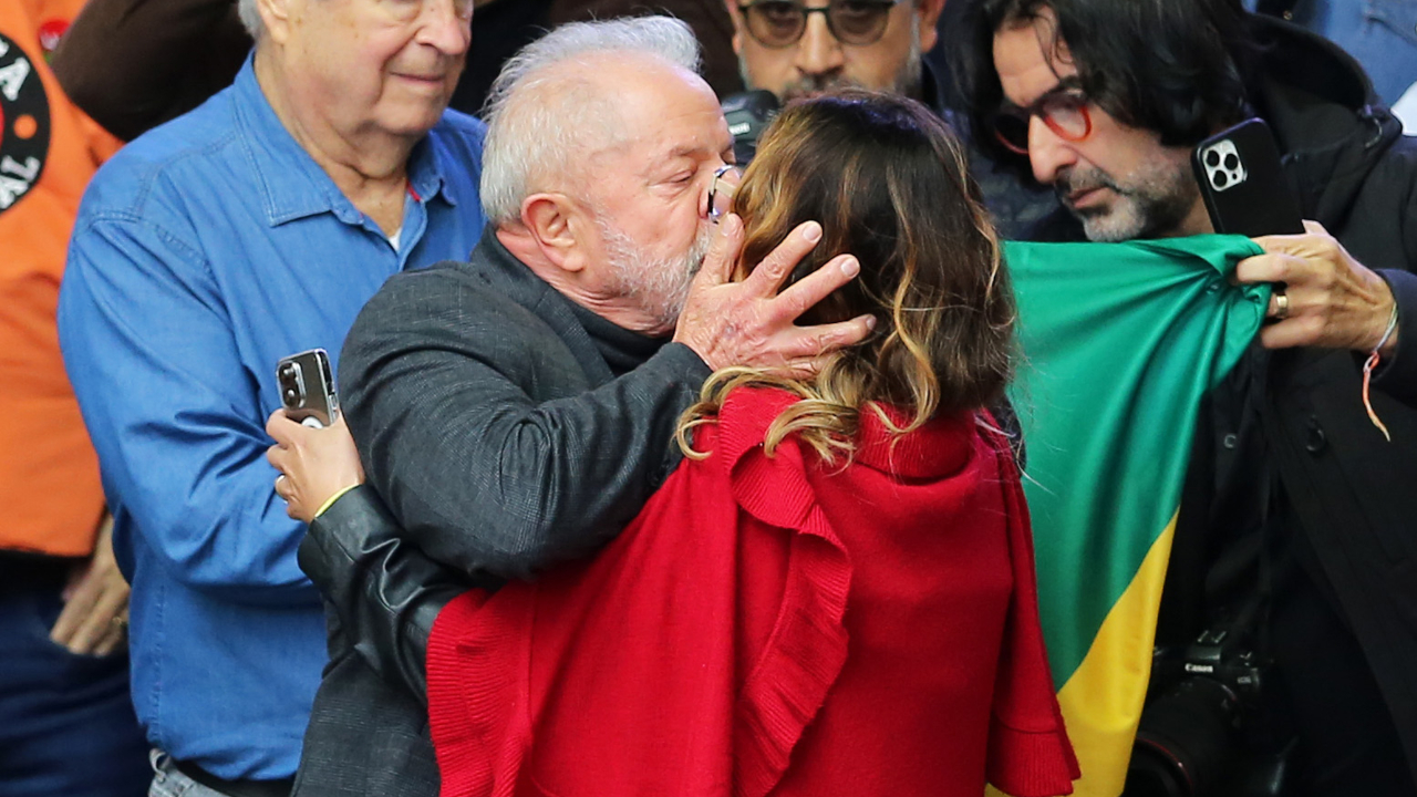 Lula e 'Janja' se beijando