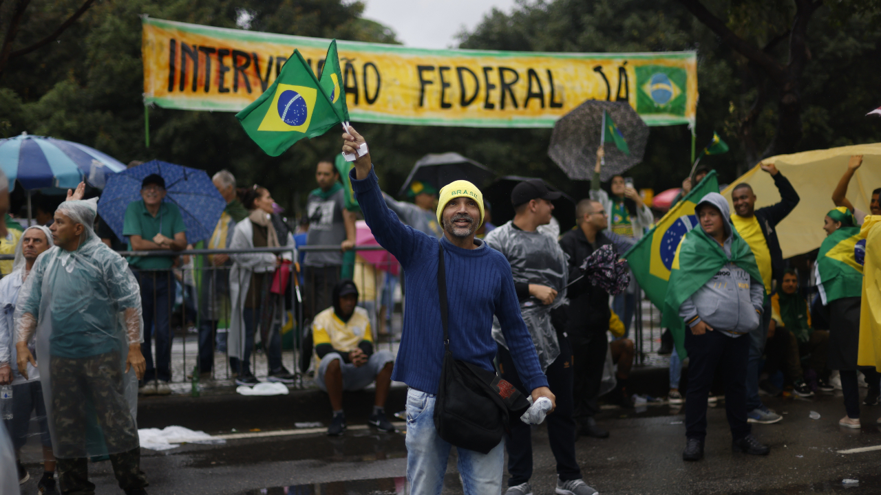 Fotografia de manifestação pró-Bolsonaro iniciada após o resultado das últimas eleições