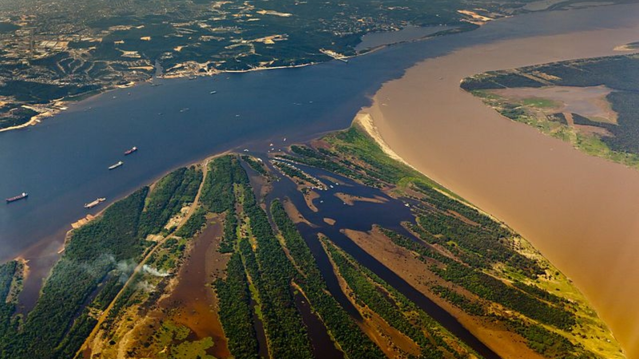 Fotografia aérea da região da Ponta Negra, que divide os rios Tapajós e Amazonas
