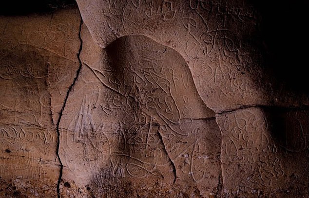 na espanha foram encontradas mais de 100 artes rupestres paleolíticas