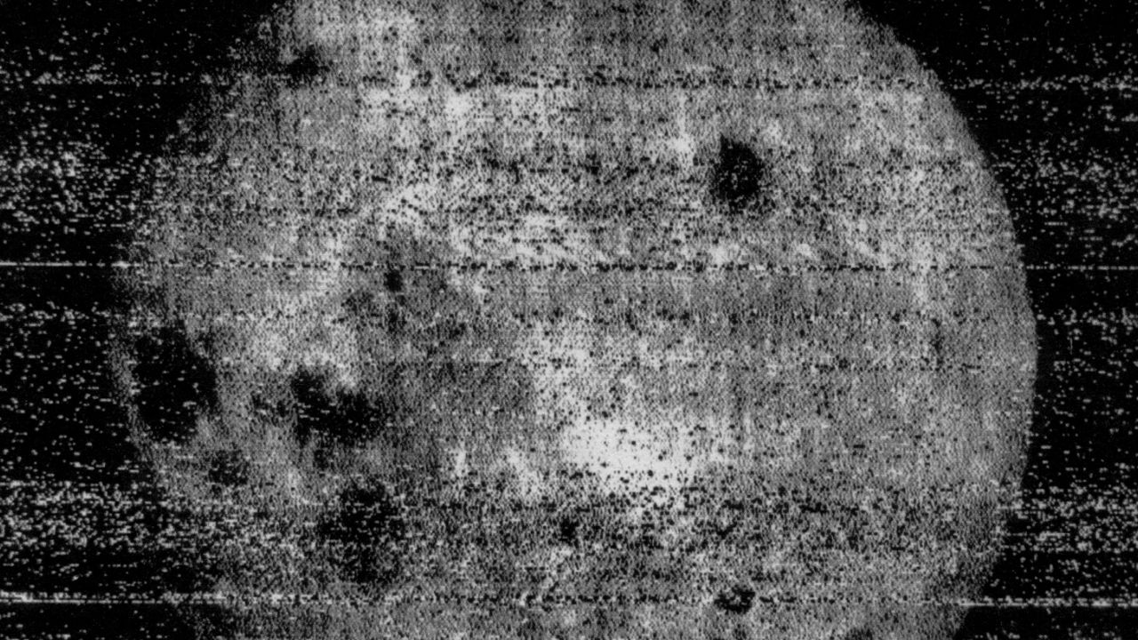 Первый снимок обратной стороны луны. Фотография обратной стороны Луны 1959. 7 Октября 1959 Обратная сторона Луны. Первый снимок Мимаса. Луна 3 фото обратной стороны Луны.