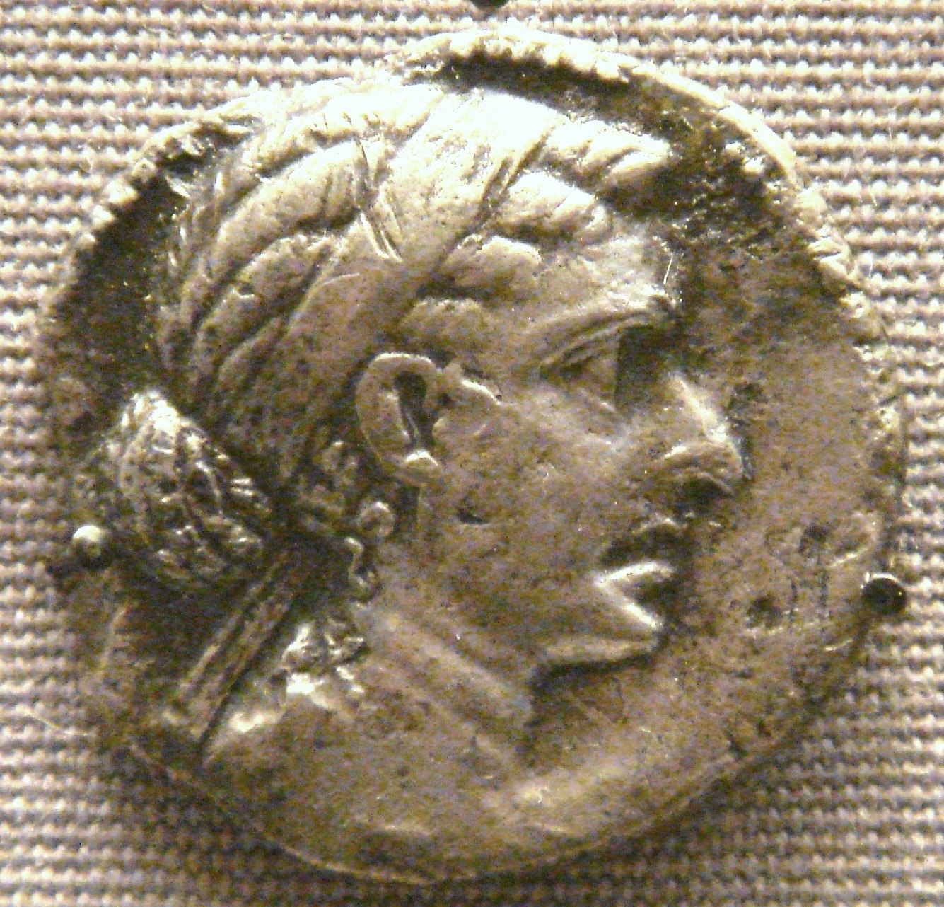 Descobrindo O Egito Antigo - Cleópatra e Júlio César ambos tiveram um filho  chamado Ptolomeu XV Cesarião, sendo este o último faraó da dinastia  Ptolemaica embora César jamais tenha reconhecido sua paternidade