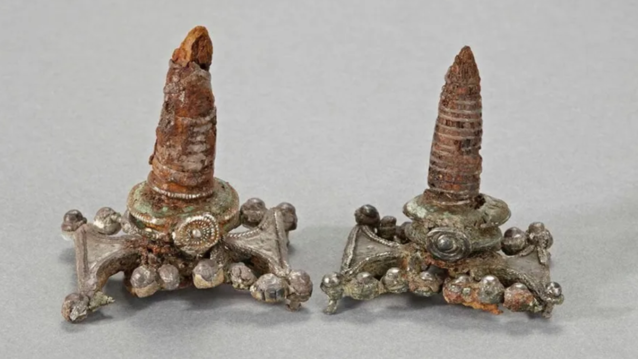 Artefatos vikings encontrado em sepulturas, semelhantes a outros itens encontrados em sepulturas romanas