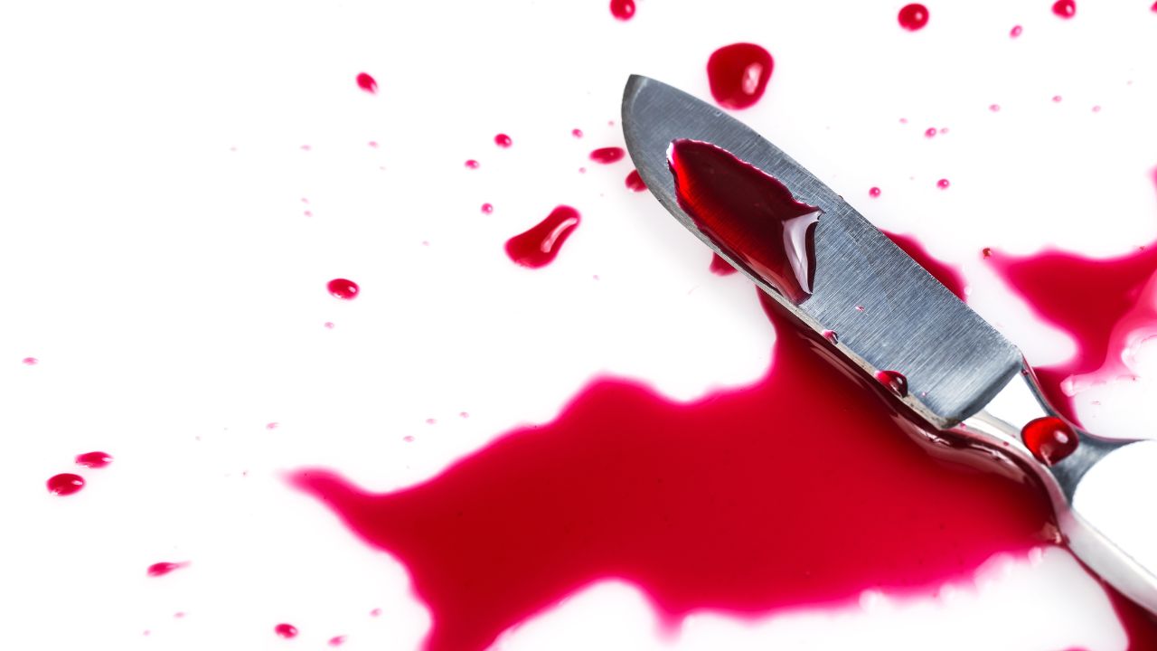Assassino com faca em vermelho