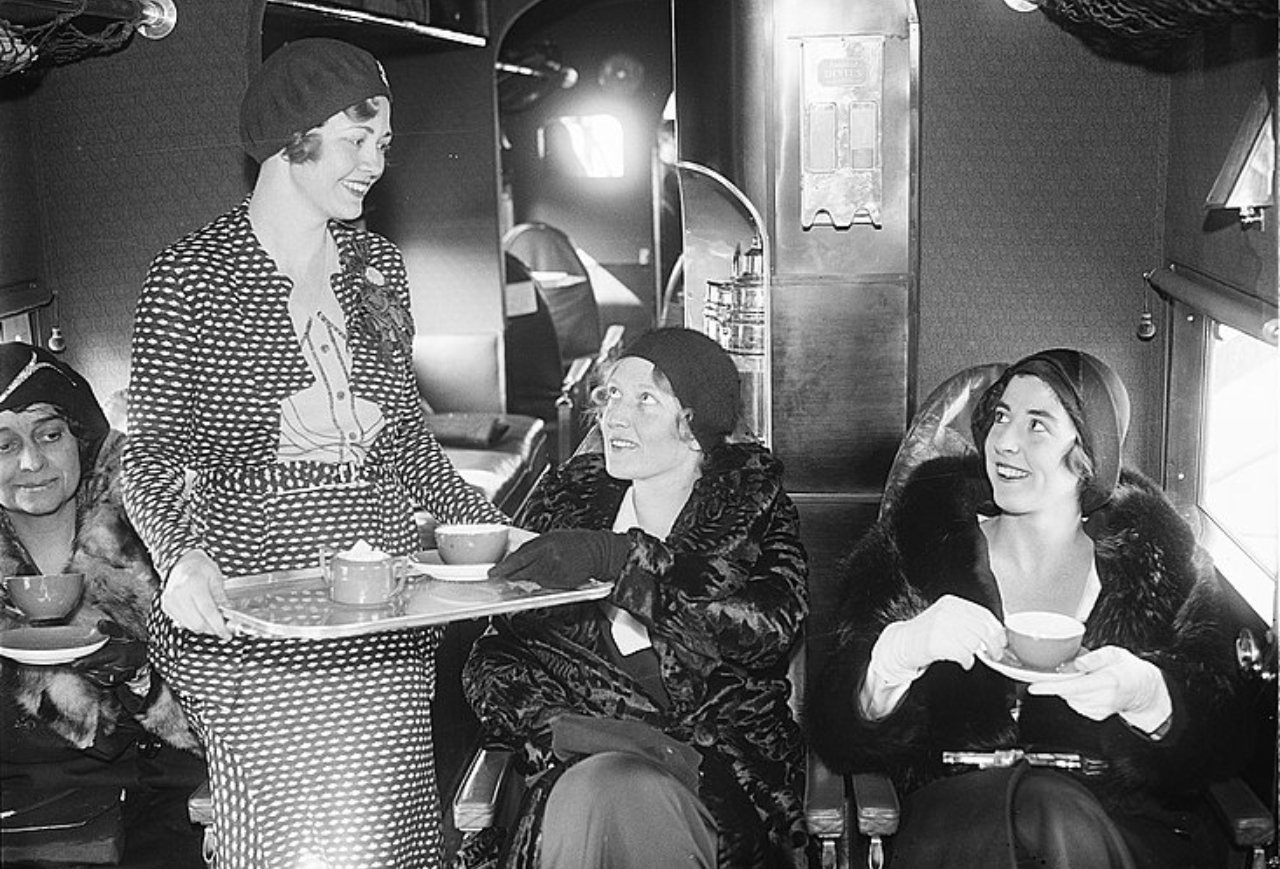 Foto de 1931 de mulheres no momento do chá em um avião