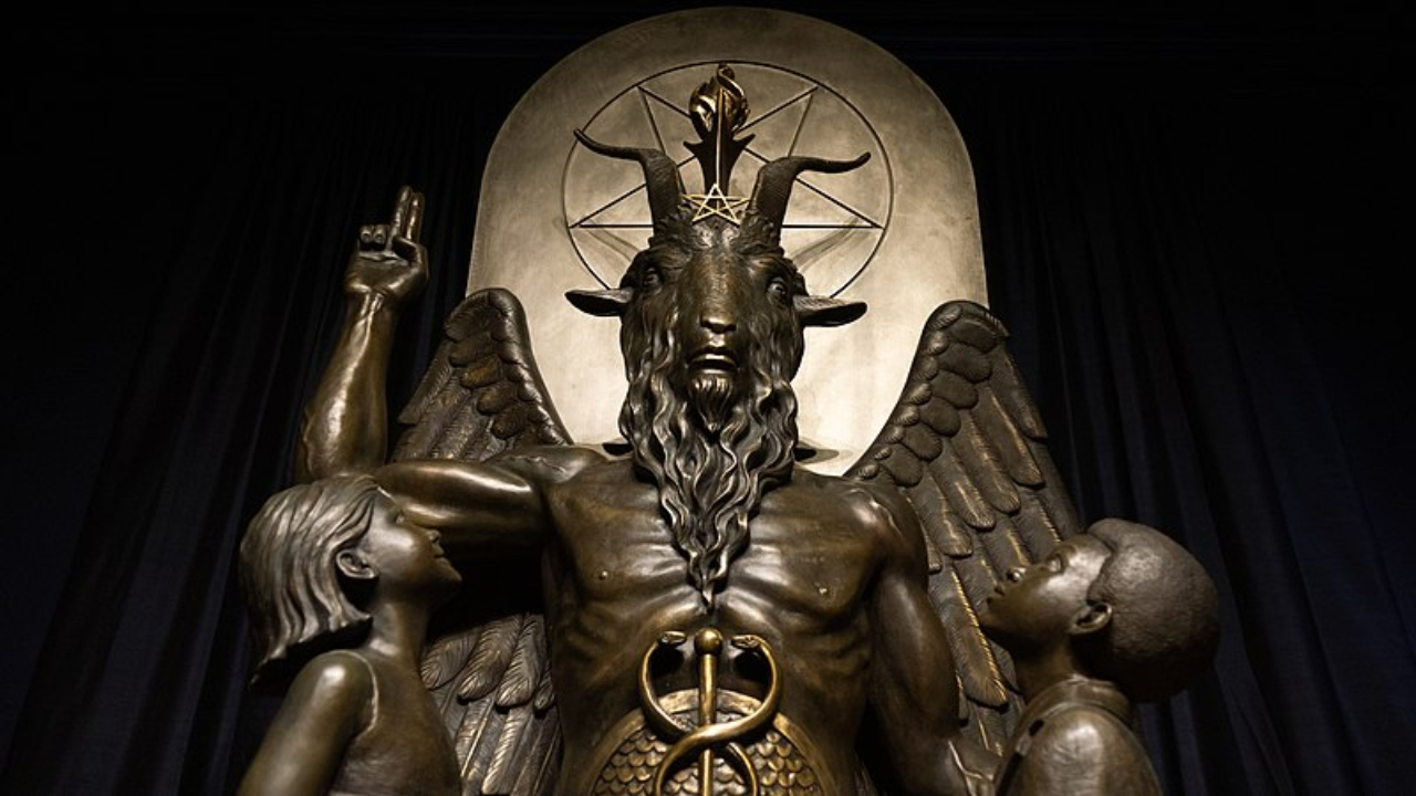 Estátua de Baphomet, um ídolo pagão, localizada dentro de um templo satânico