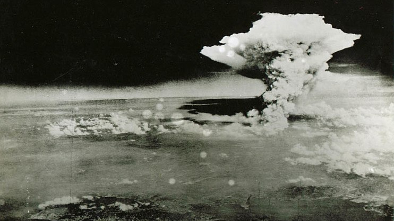 Emblemática fotografia tirada após a explosão da bomba atômica Little Boy em Hiroshima, no Japão