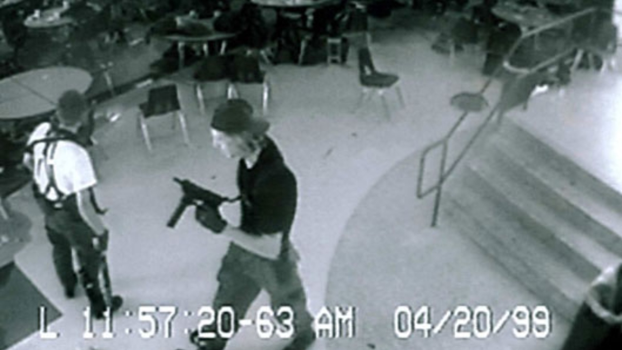 Imagem de câmera de segurança do Columbine High School onde é possível ver Eric Harris e Dylan Klebold